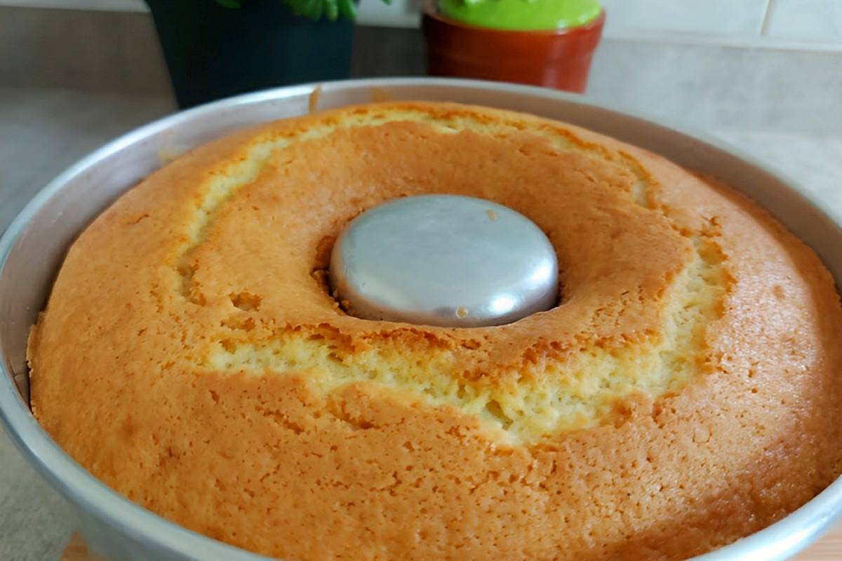 Bolo de água com apenas 2 ovos muito fofinho e saboroso para servir no lanche ou café
