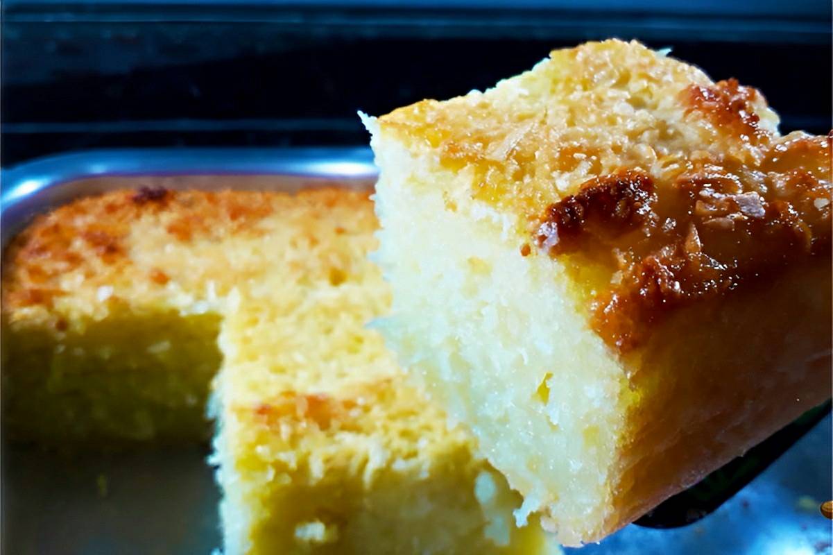 Bolo de aipim sem farinha de trigo muito fácil é só misturar os ingredientes à mão e assar