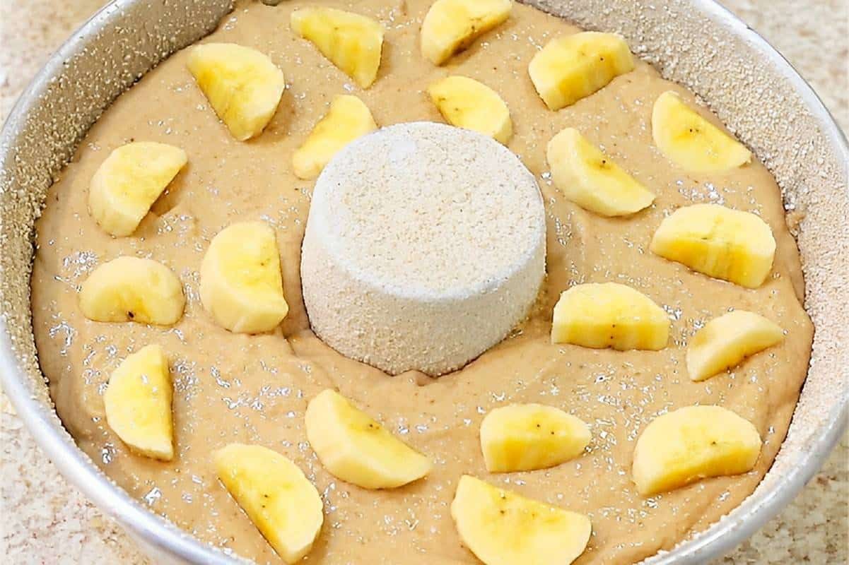 Bolo de banana sem farinha de trigo que já sai do forno recheado com banana fácil e delicioso