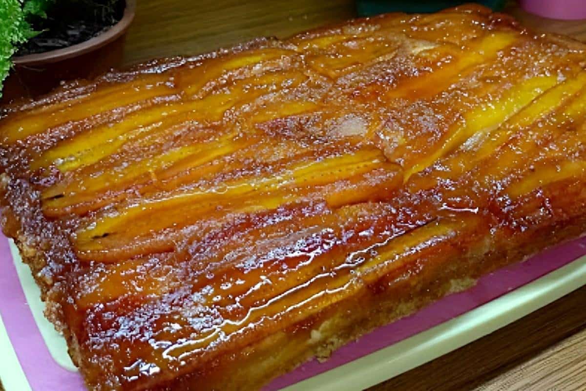 Bolo de banana de liquidificador com banana caramelada uma delícia que vai do lanche à sobremesa