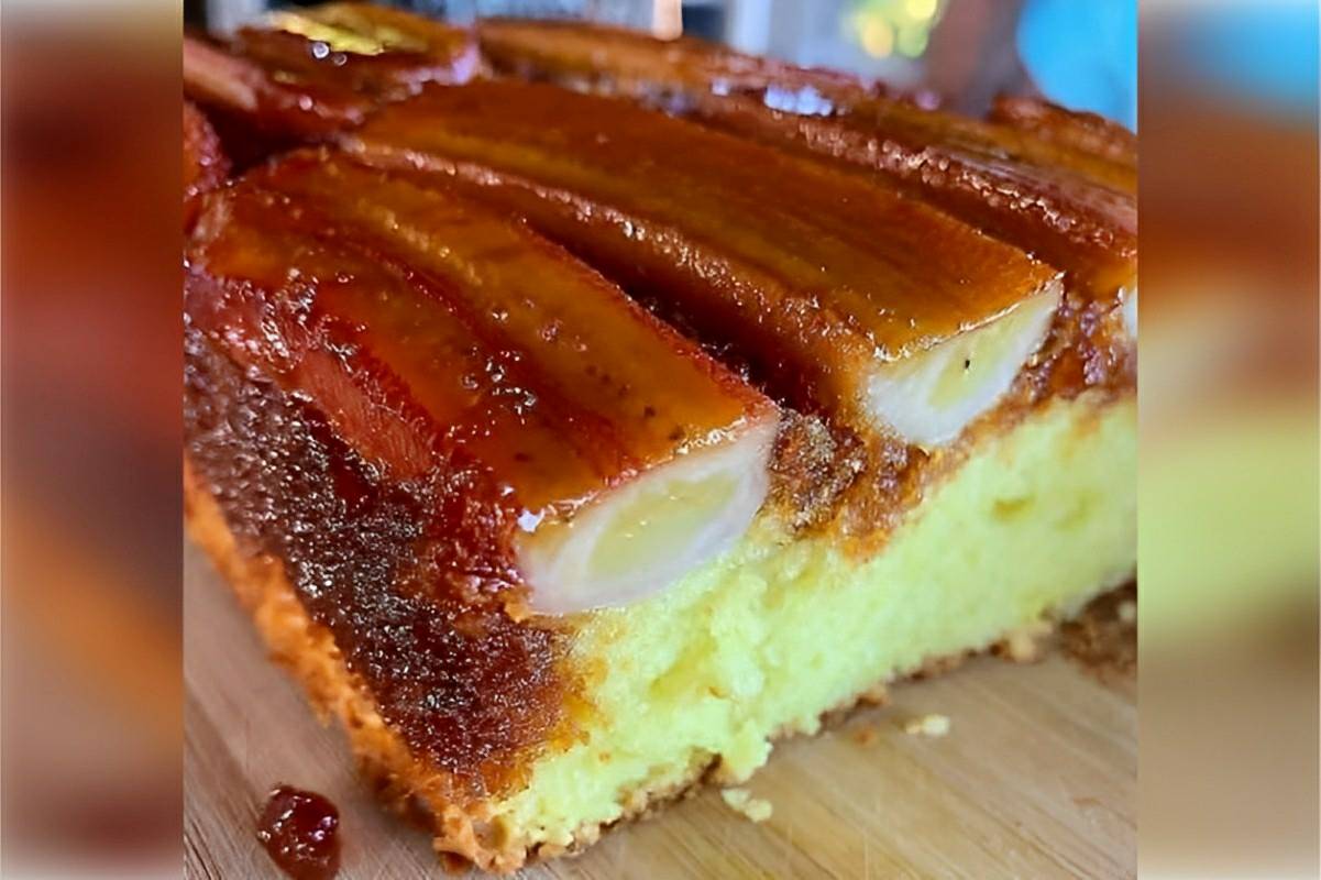 Bolo de banana de liquidificador muito fofinho com cobertura de banana caramelada