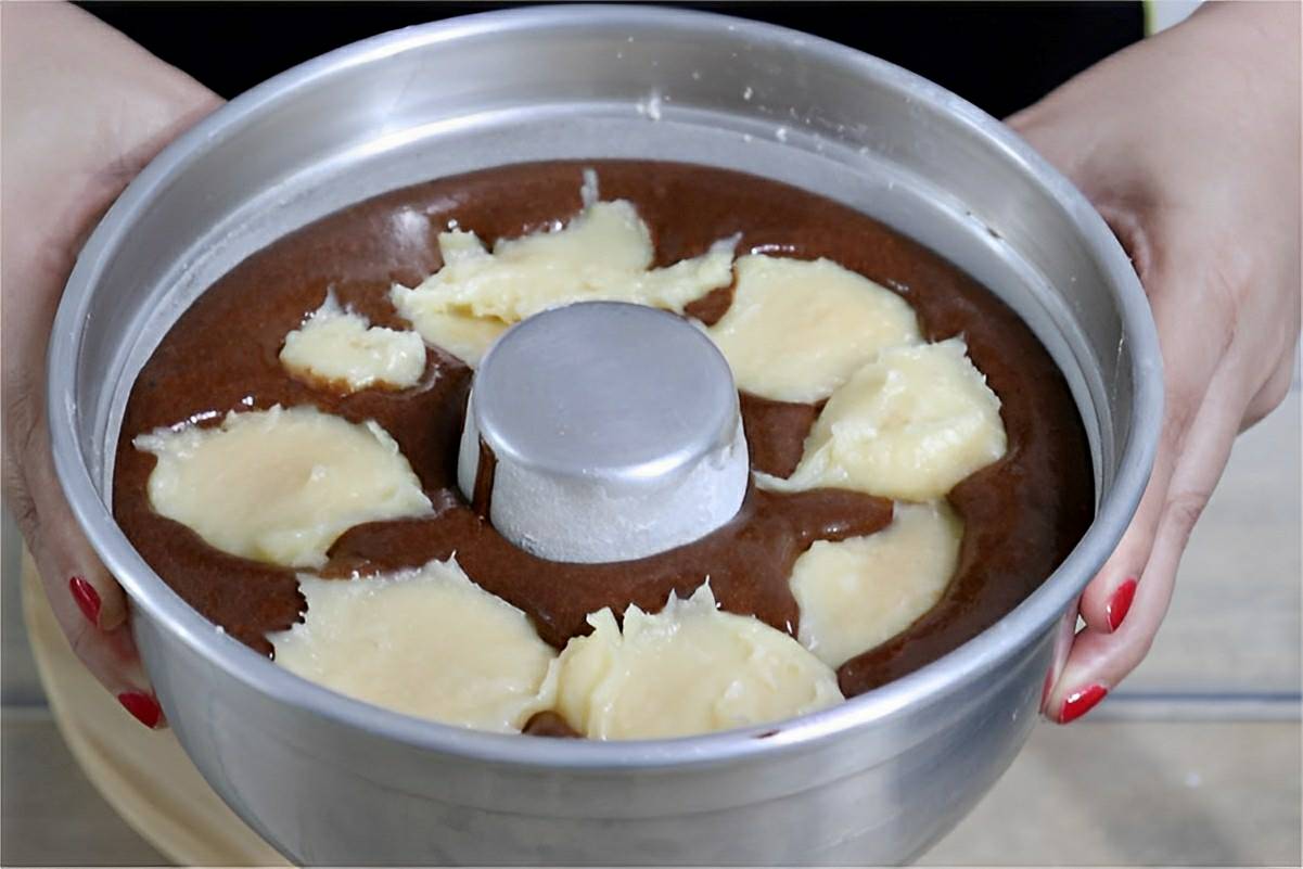 Bolo de chocolate que já sai recheado do forno e prontinho para comer uma delícia