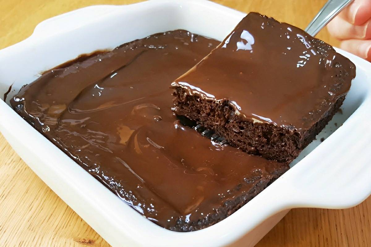 Bolo de chocolate sem farinha e sem leite muito fofinho e molhadinho para comer sem culpa