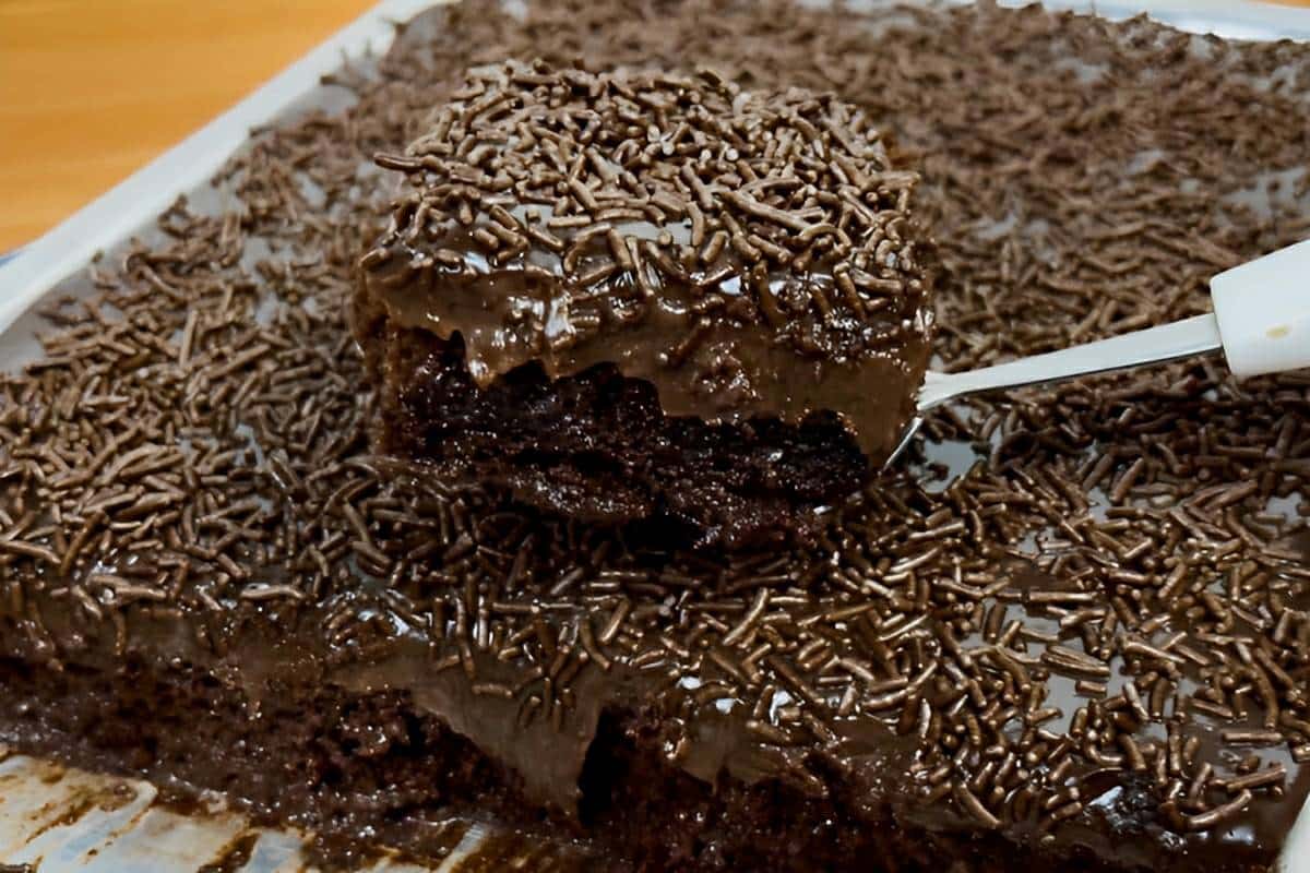 Bolo de chocolate simples com calda e cobertura de chocolate de dar água na boca irresistível