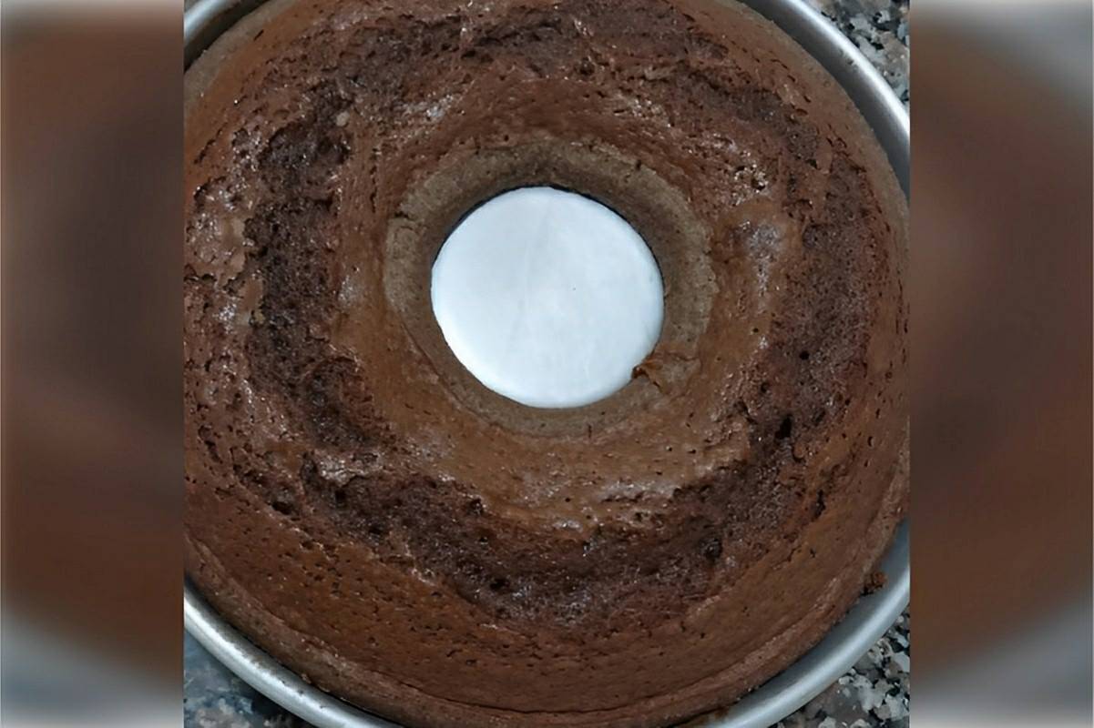 Bolo de chocolate simples e fácil de fazer basta misturar os ingredientes e levar para assar