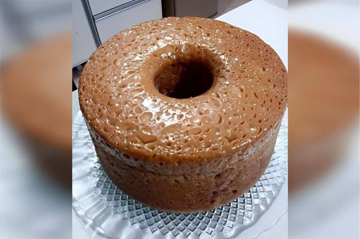 Bolo de churros invertido que já sai do forno com cobertura de doce de leite uma delícia