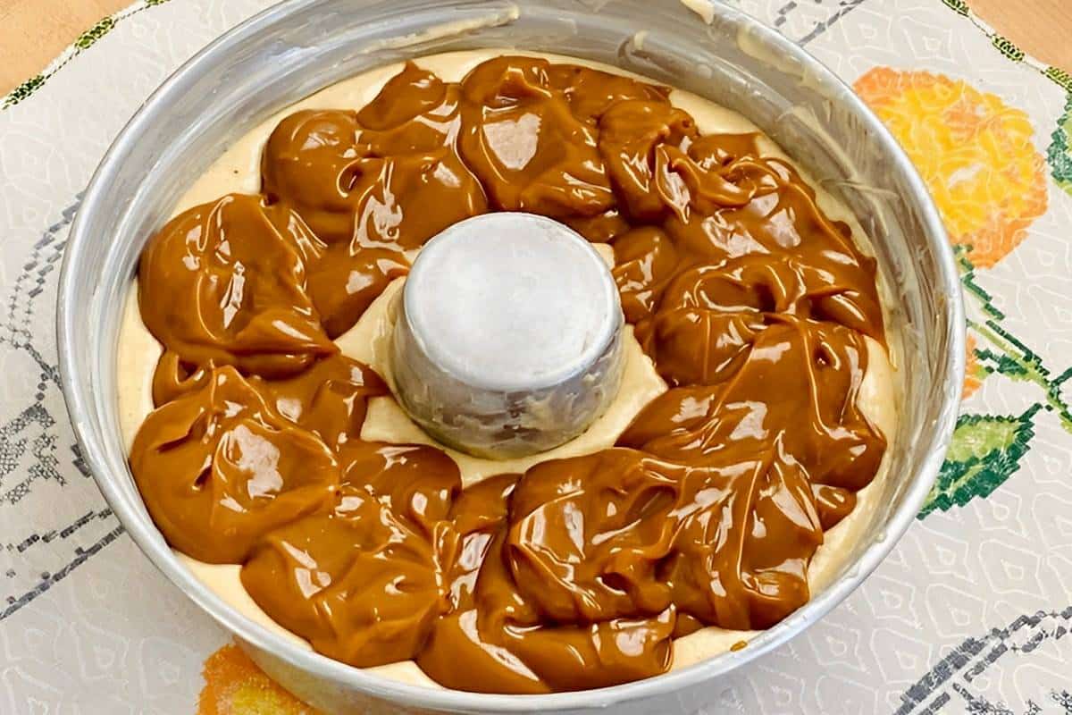 Bolo de churros que já sai do forno recheado e prontinho para comer uma delícia