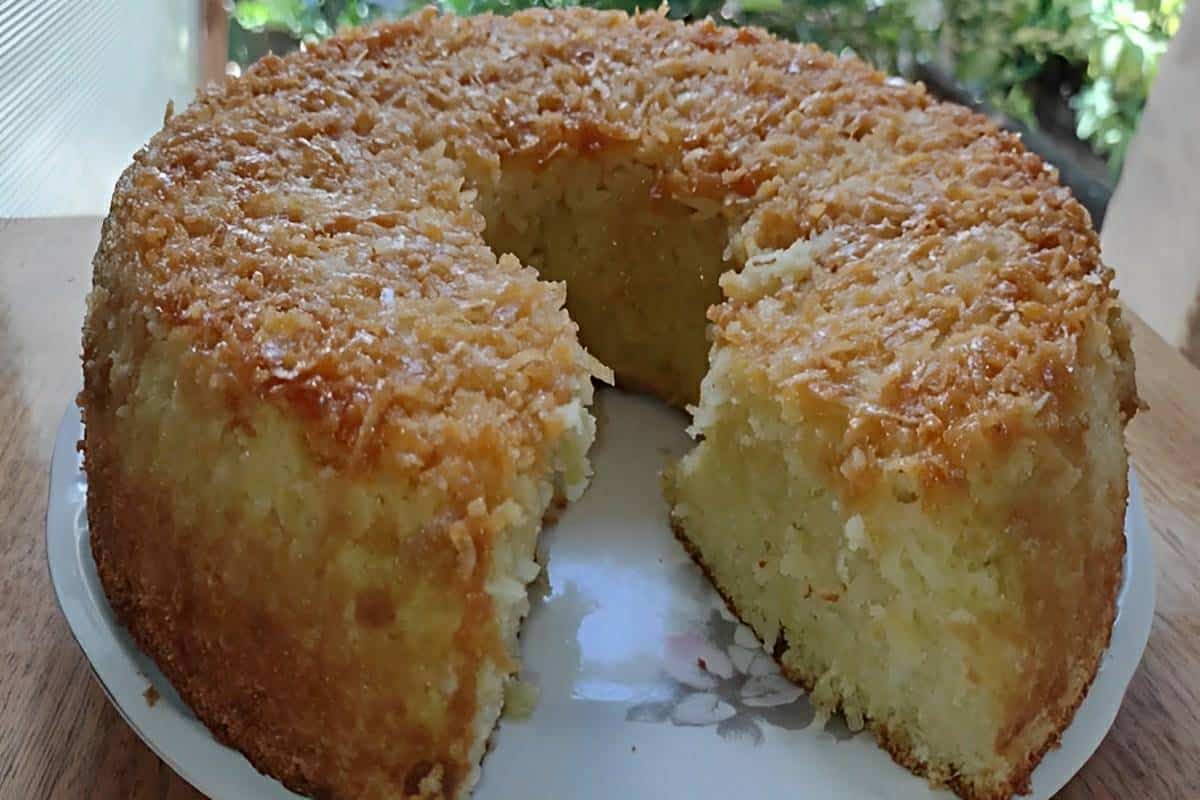 Bolo de coco caramelizado um bolo de coco maravilhoso para surpreender seus convidados