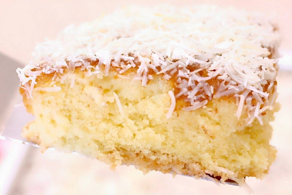 Bolo de coco gelado bem fofinho com uma calda de coco deliciosa perfeito para o seu lanche