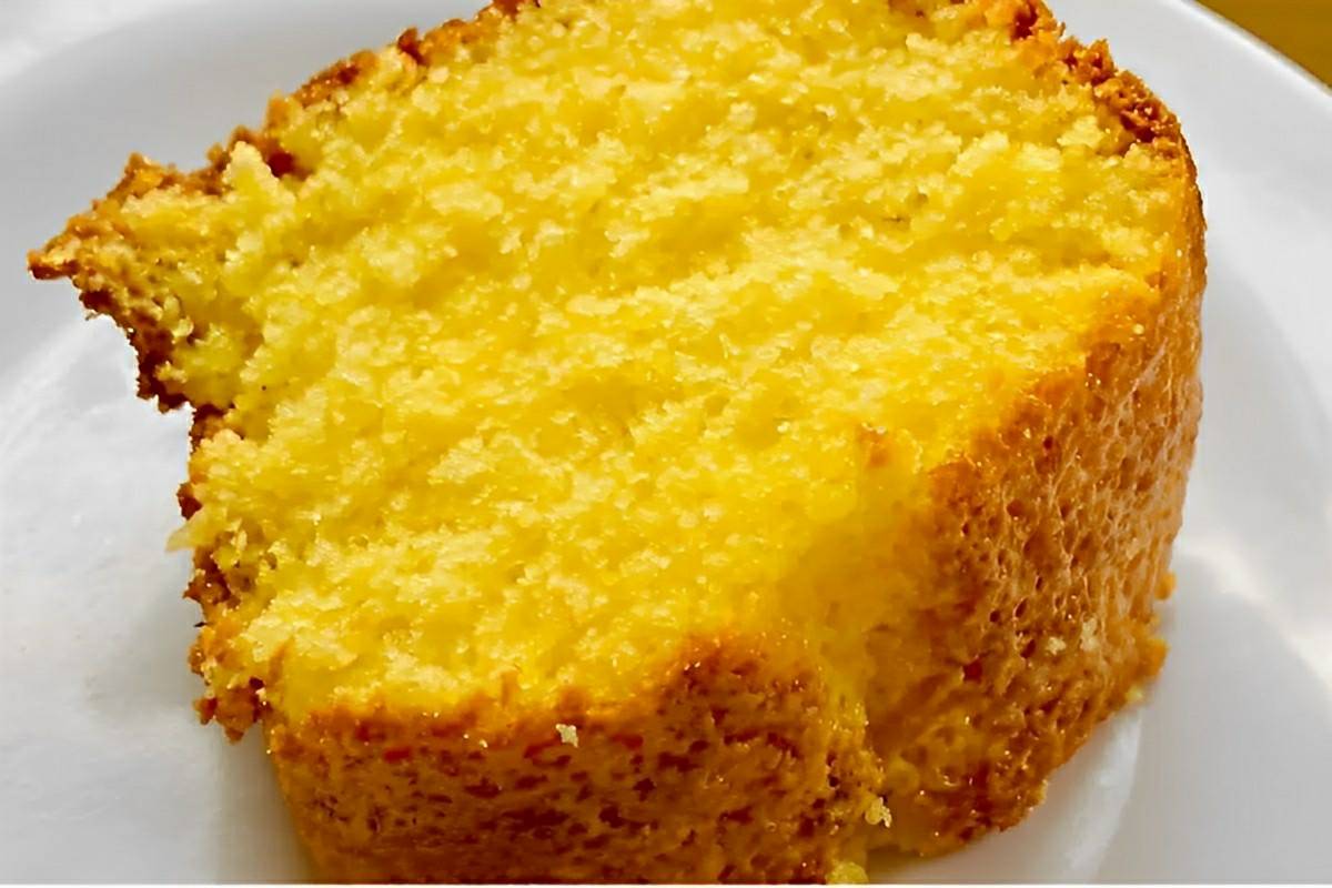 Bolo de fubá com laranja de liquidificador muito fofinho e perfeito para servir no lanche ou café