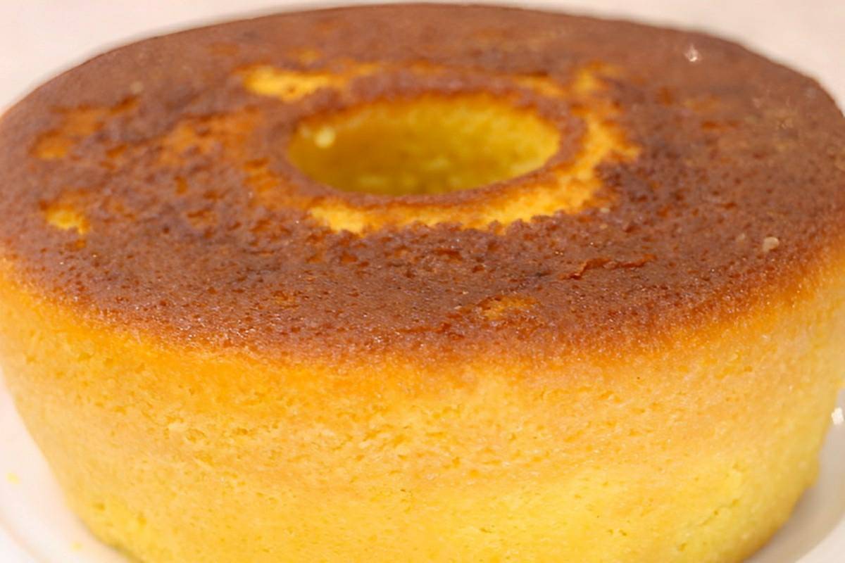 Bolo de fubá com laranja fofinho e molhadinho perfeito para servir com chá ou café