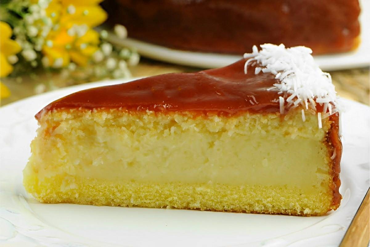 Bolo de fubá cremoso de liquidificador com cobertura de goiabada uma delícia para o lanche ou café
