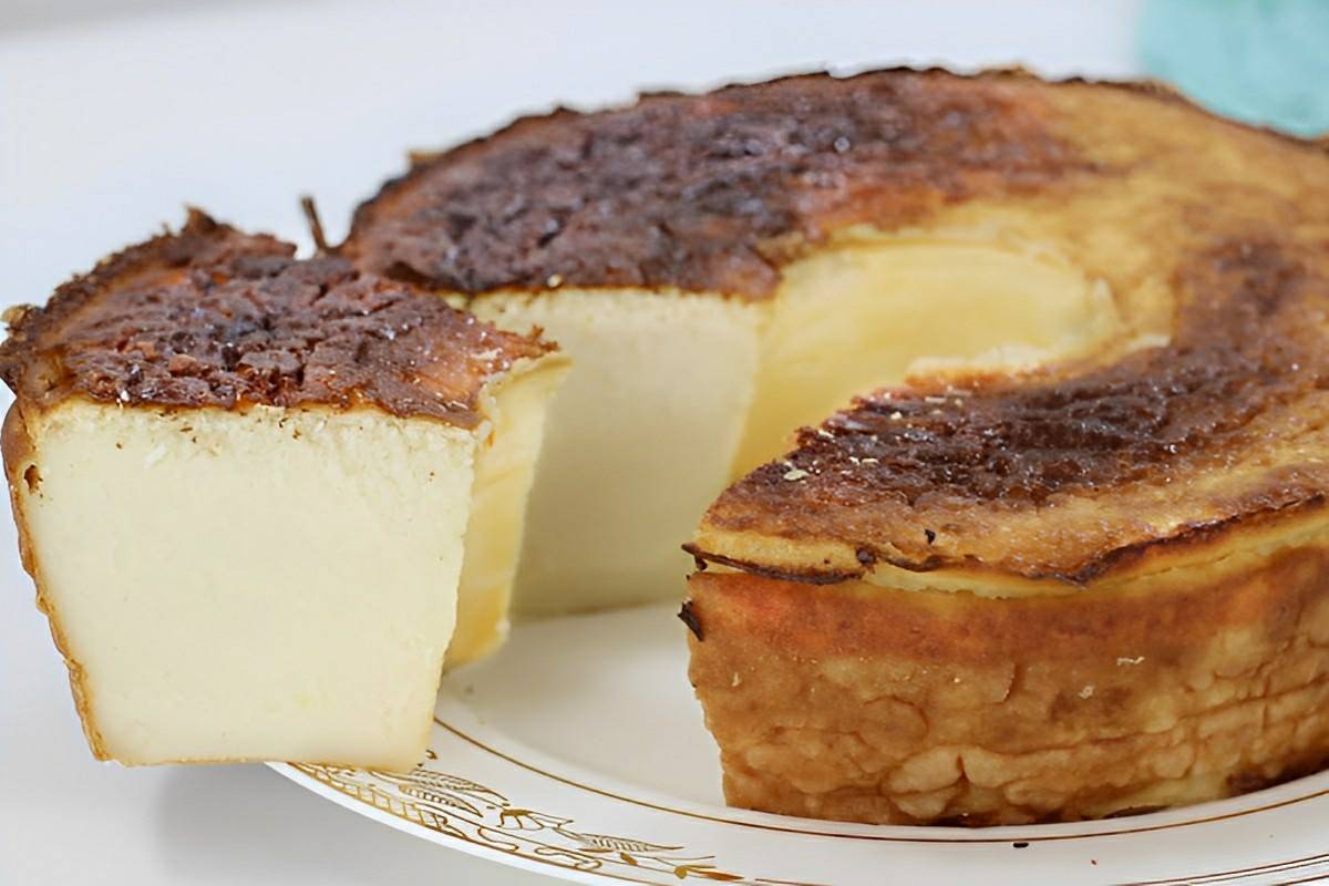 Bolo de leite simples e fácil é só bater os ingredientes no liquidificador e levar para assar