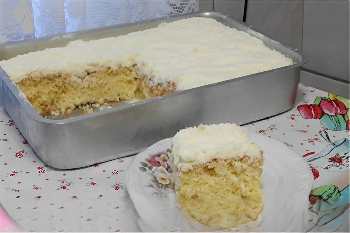 Bolo de leite ninho simples e molhadinho com cobertura de coco ralado uma delícia