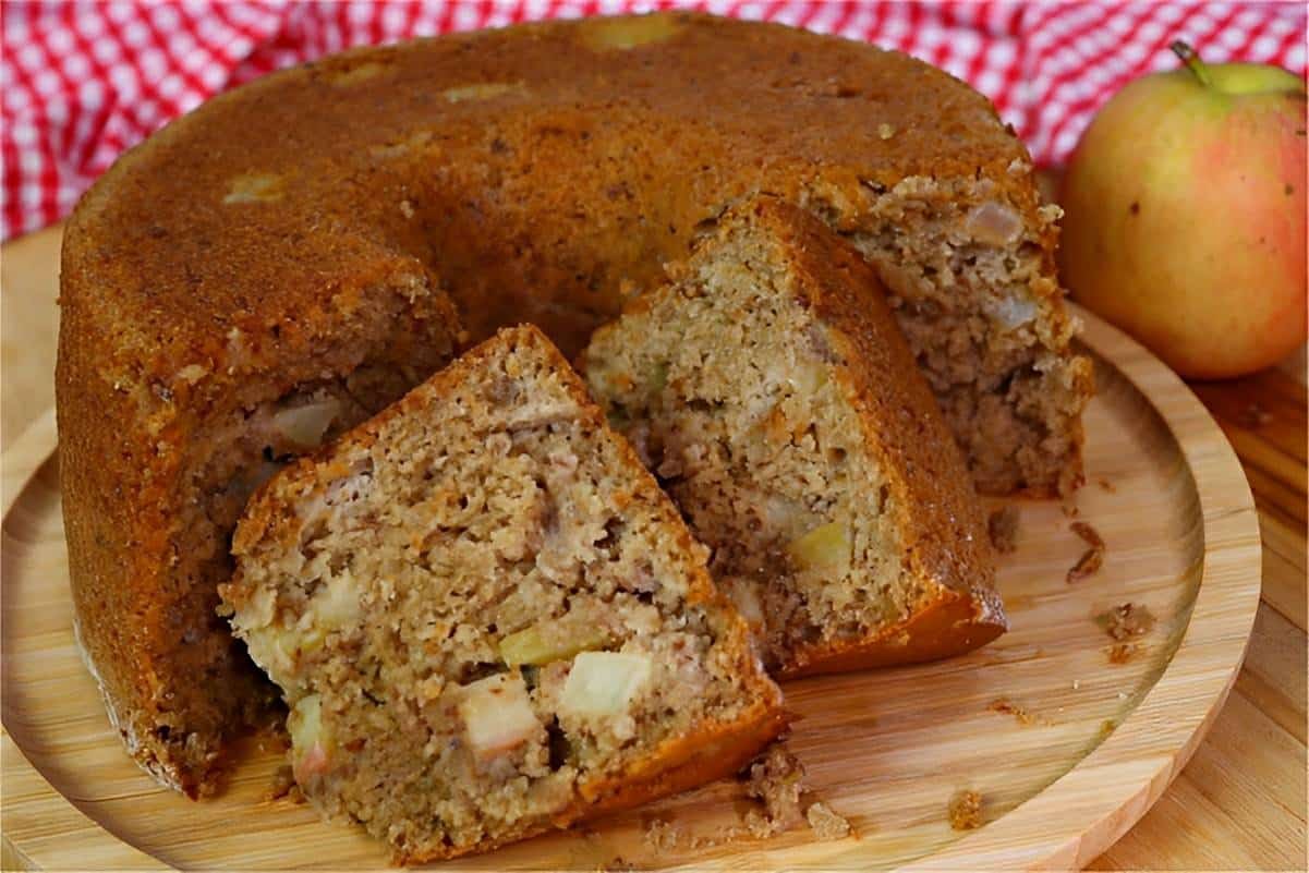 Bolo de maçã sem farinha fofinho e saudável perfeito para o lanche de toda a família