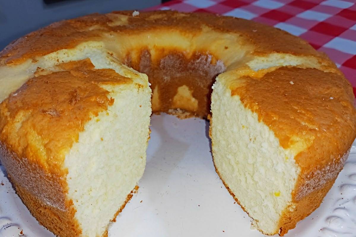 Misturei maisena com mais 2 ingredientes e fiz um bolo de maisena muito fofinho para o lanche
