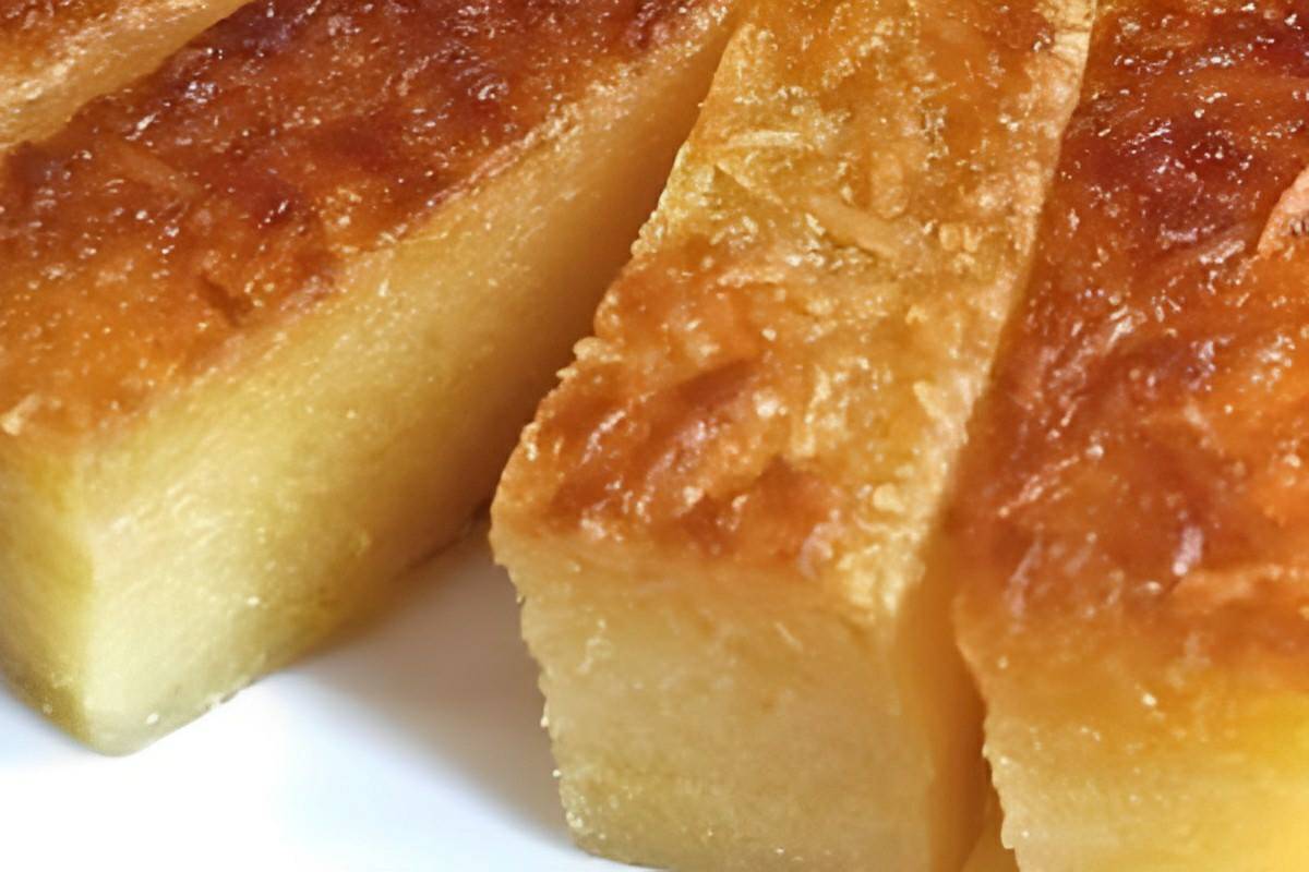 Bolo de mandioca de liquidificador é só bater os ingredientes e levar para assar uma delícia