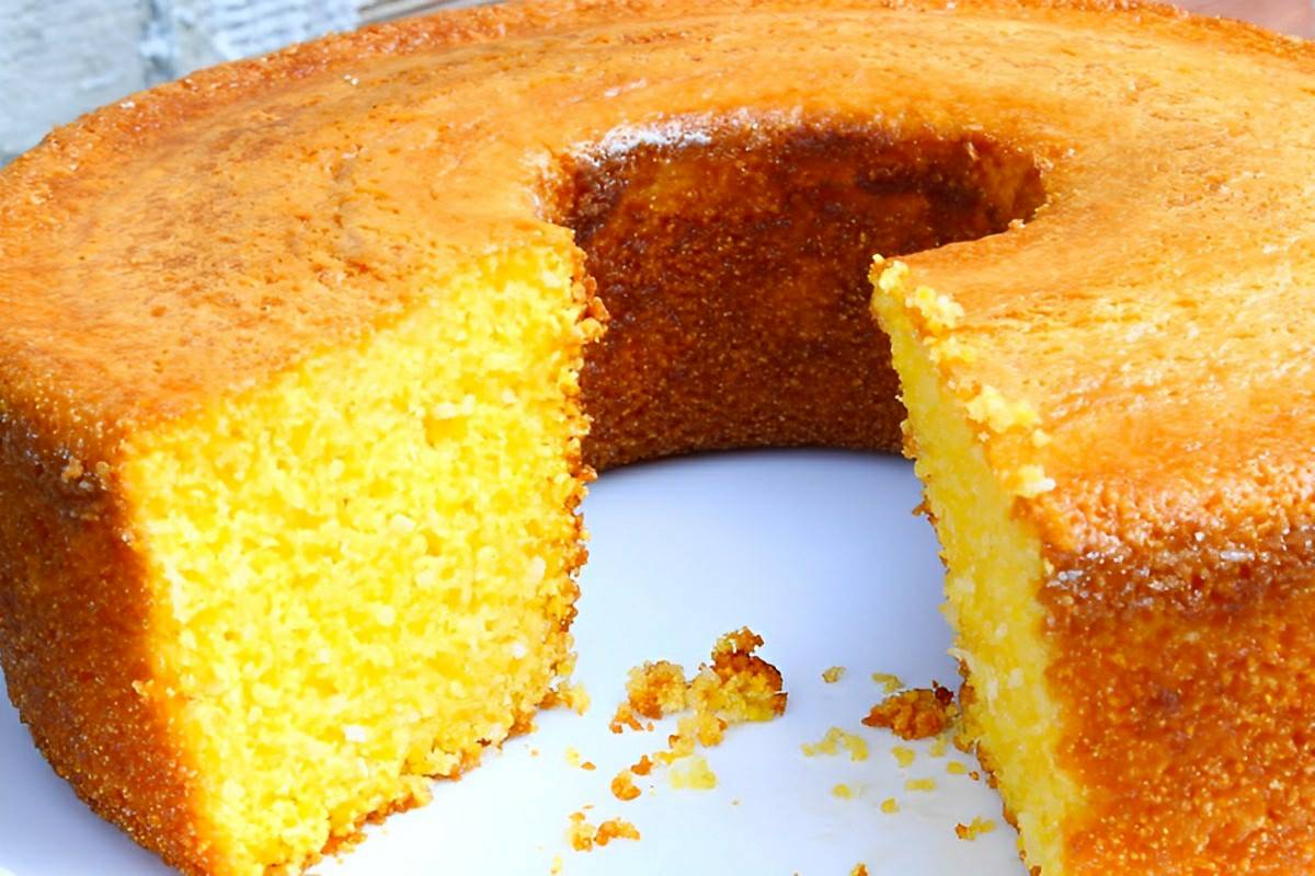 Bolo de milho com flocão sem farinha de trigo basta bater os ingredientes no liquidificador e assar