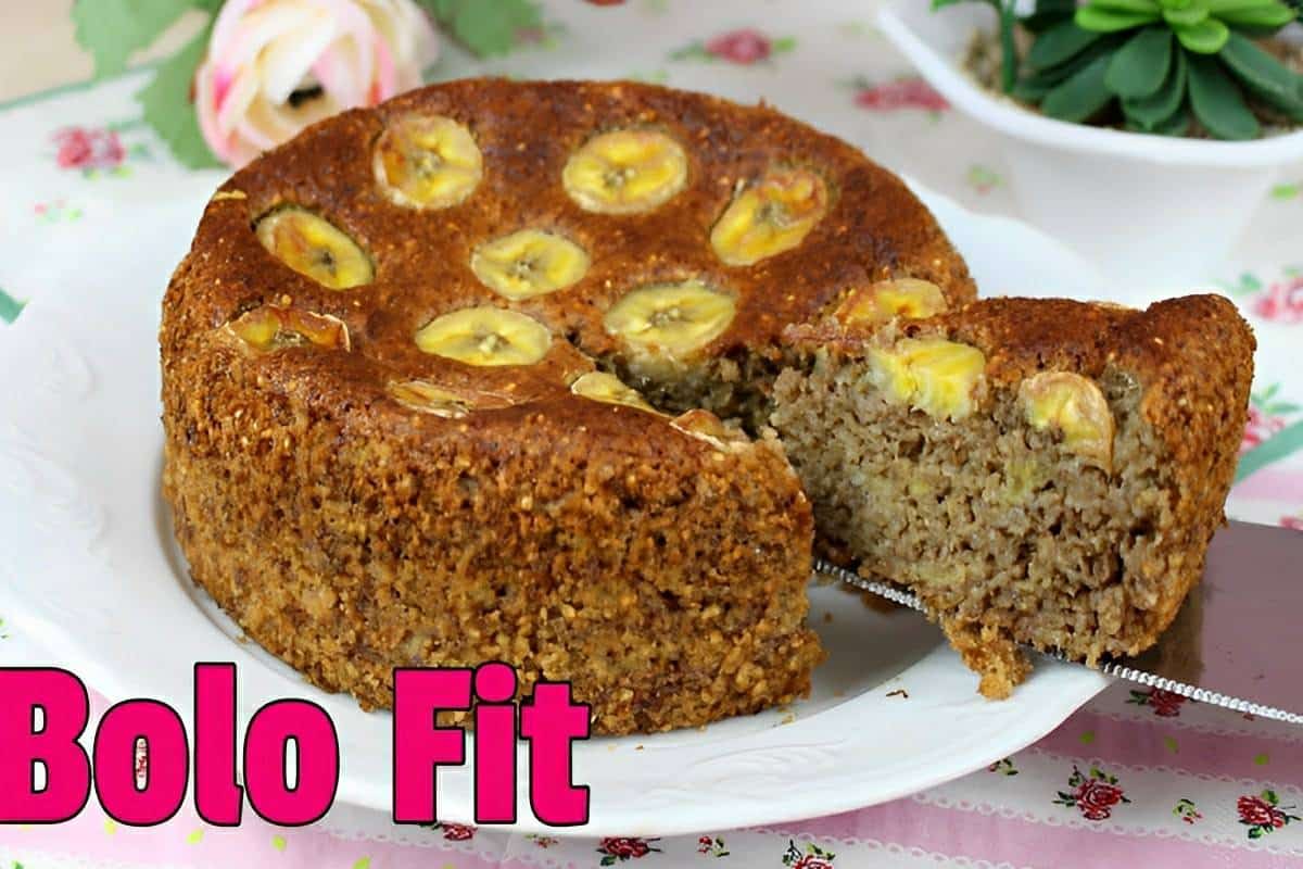 Bolo fit de banana com aveia feito com apenas 4 ingredientes para um lanche saudável e delicioso