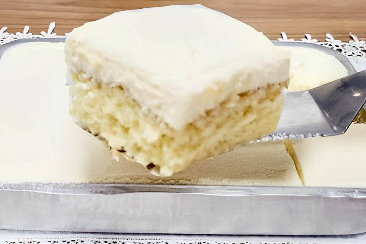 Bolo moça gelada um bolo gelado de leite condensado delicioso e muito fácil de fazer
