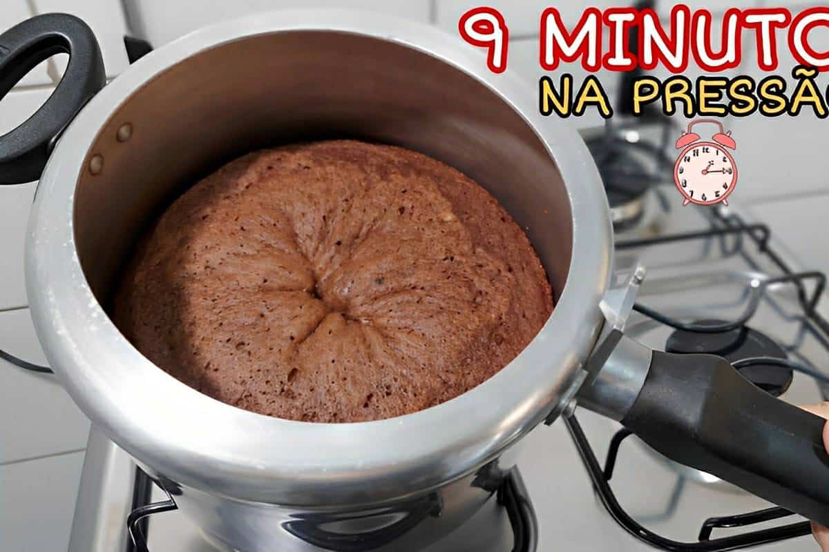 Bolo de panela de pressão pronto em minutos muito fofinho gostoso e fácil de fazer