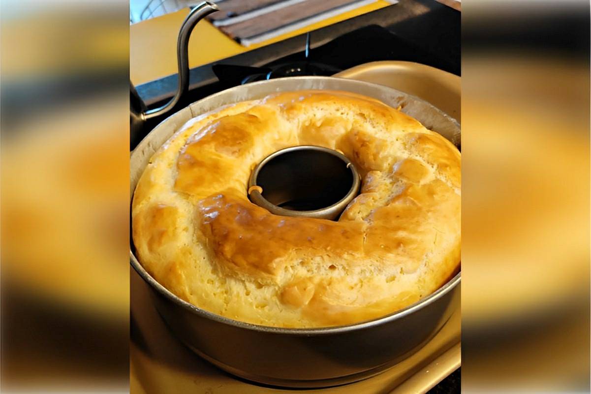 Bolo pão de queijo simples e fácil é só bater os ingredientes no liquidificador e levar para assar