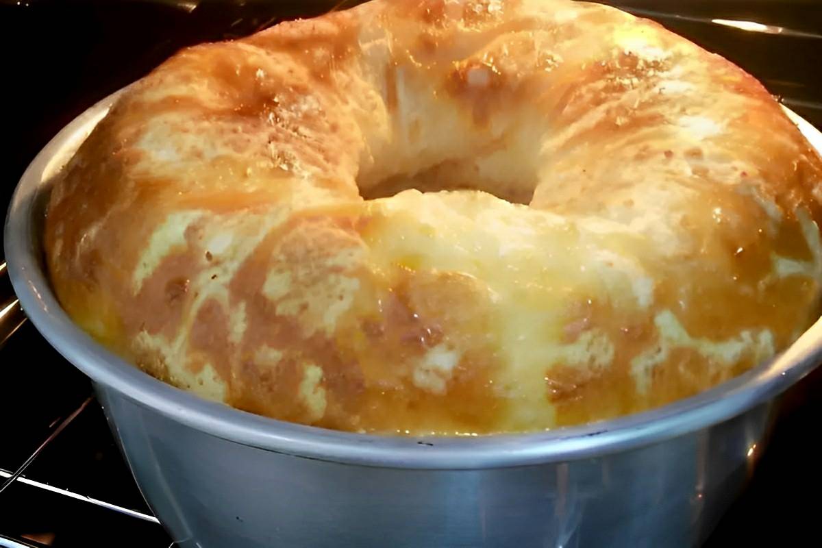 Bolo pão de queijo de liquidificador muito fácil basta bater os ingredientes e levar ao forno