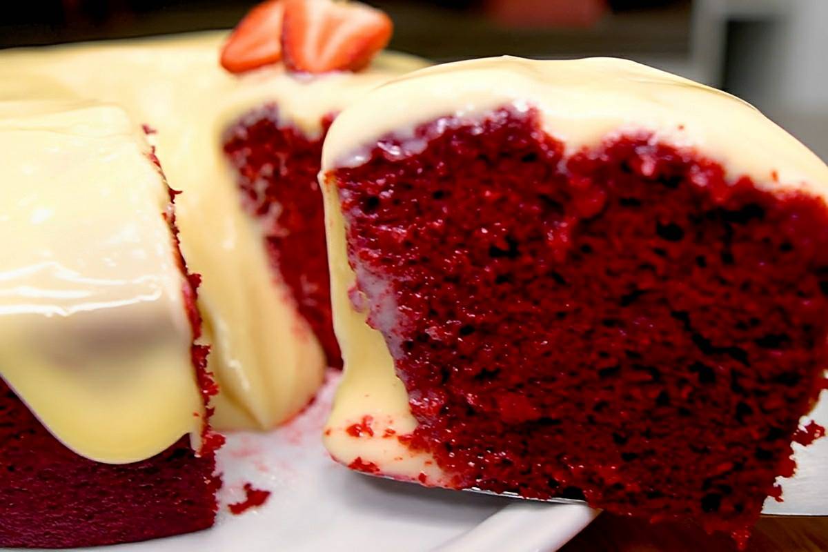 Bolo red velvet da vovó bem fofinho e molhadinho para servir no lanche ou café