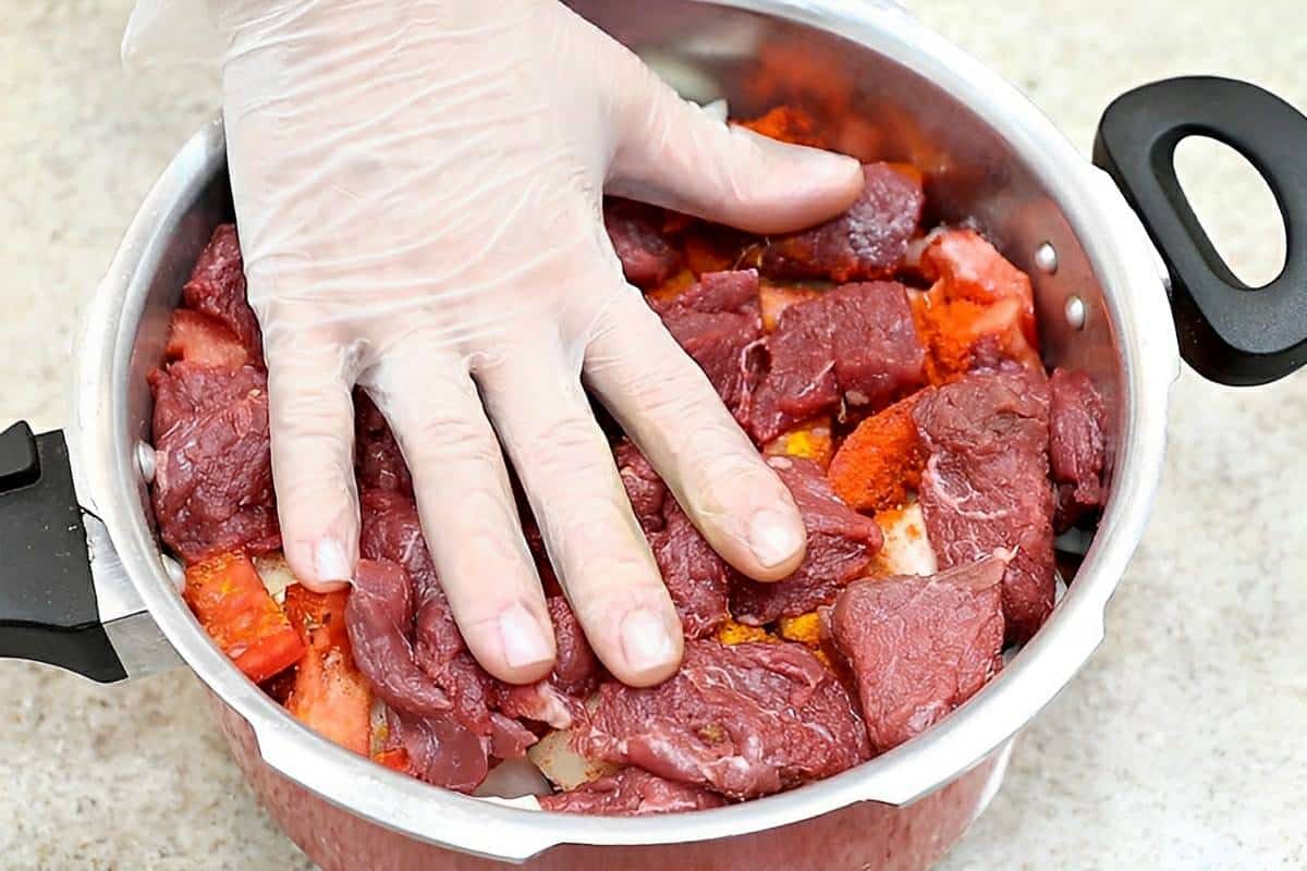 Coloquei tudo na panela e em poucos minutos uma carne de panela suculenta e deliciosa ficou pronta