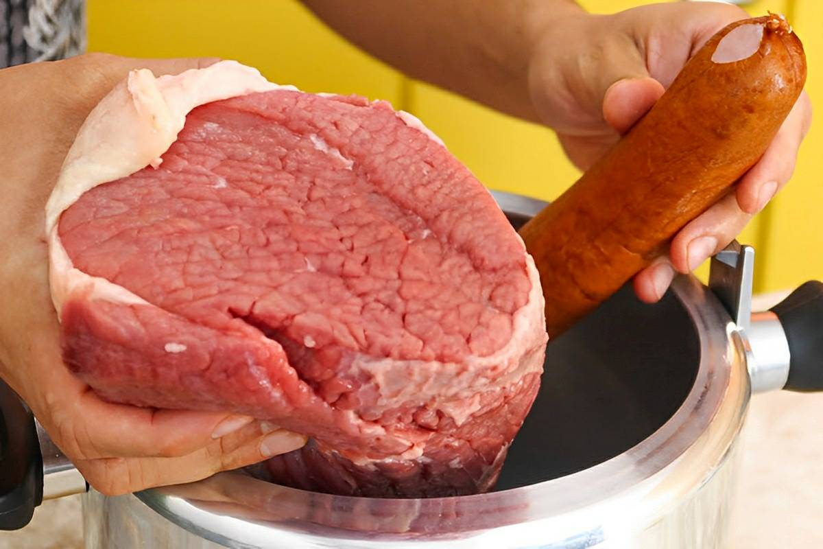 Carne recheada com calabresa na panela de pressão fica uma delícia muito fácil de preparar