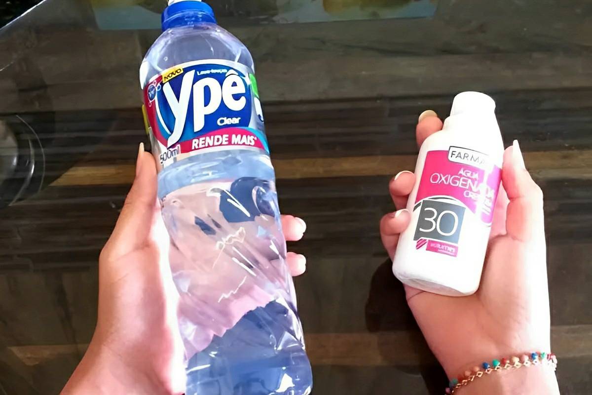 Clareador limpa tudo super eficiente para deixar a roupa e o chão branquinhos sem fazer esforço