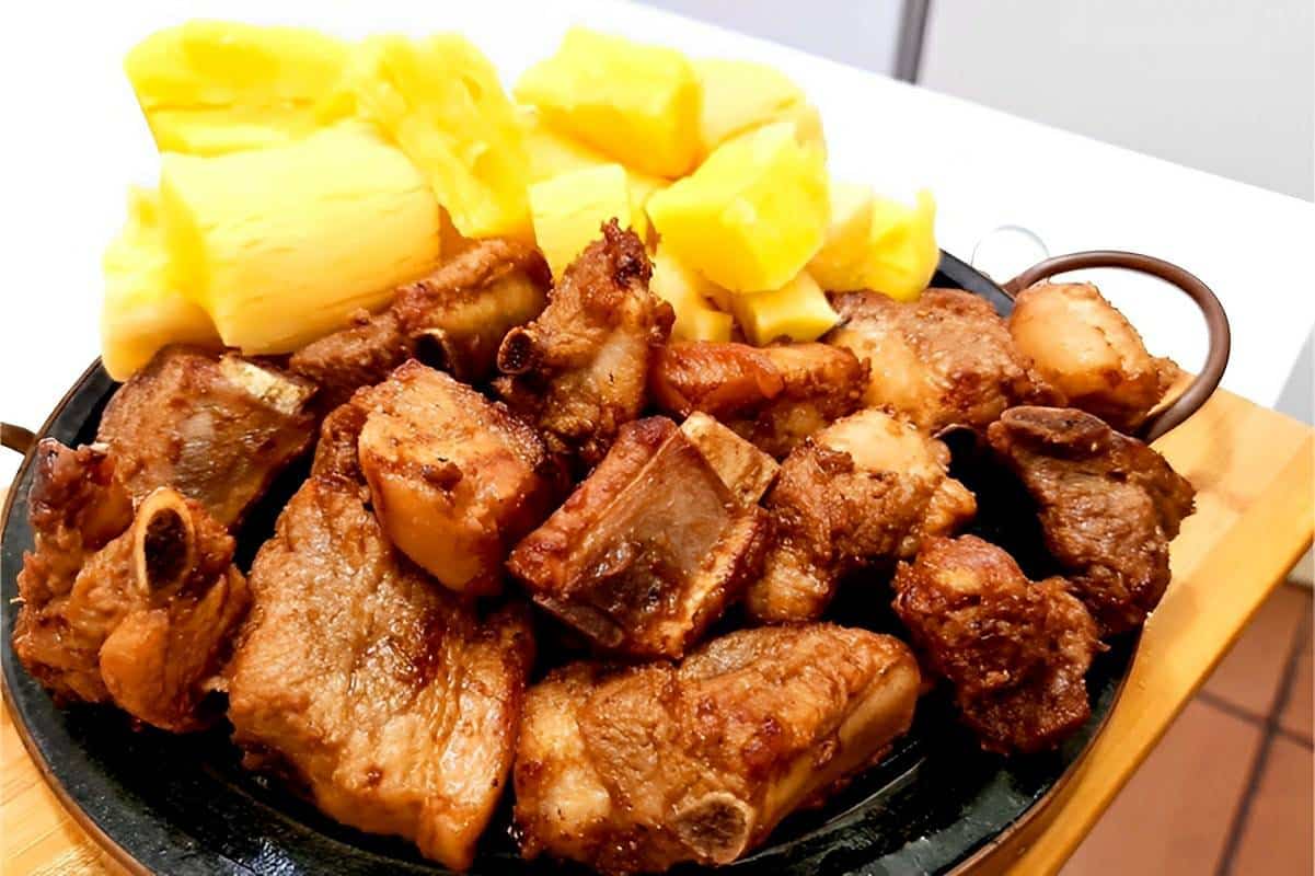 Costelinha de porco com mandioca um almoço da roça para sua mesa simples e fácil de preparar