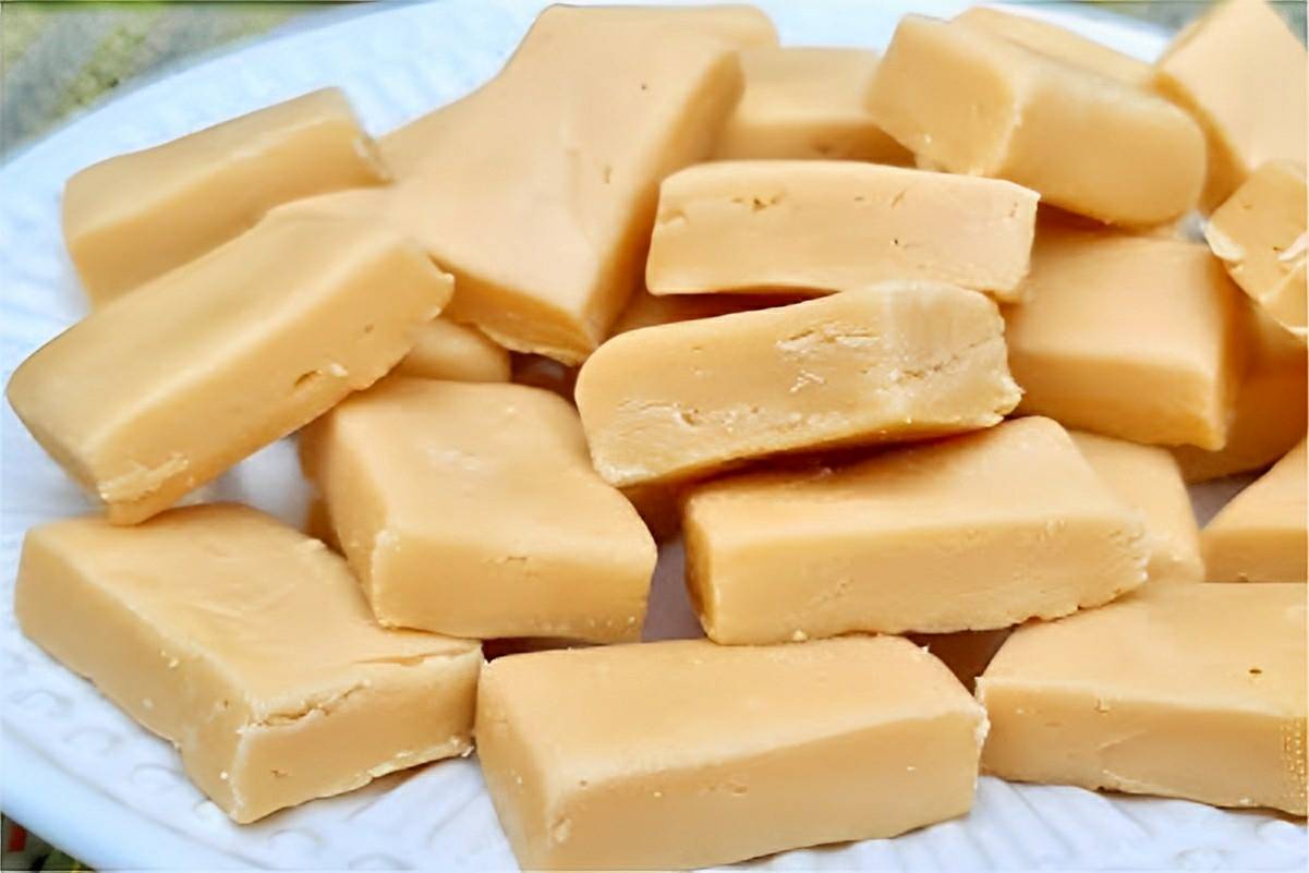Misturei açúcar e mais 2 ingredientes e fiz um doce de leite macio de corte maravilhoso