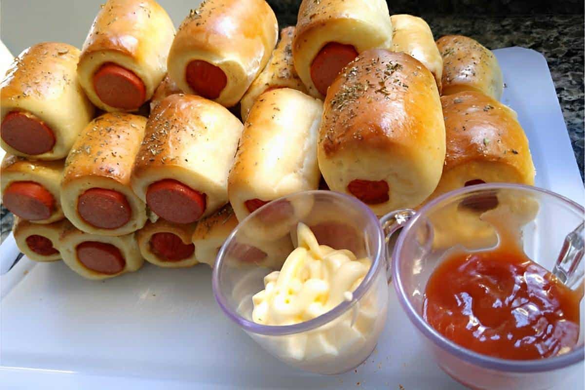 Enroladinho de salsicha ou doguinho um salgado bem prático e simples de preparar