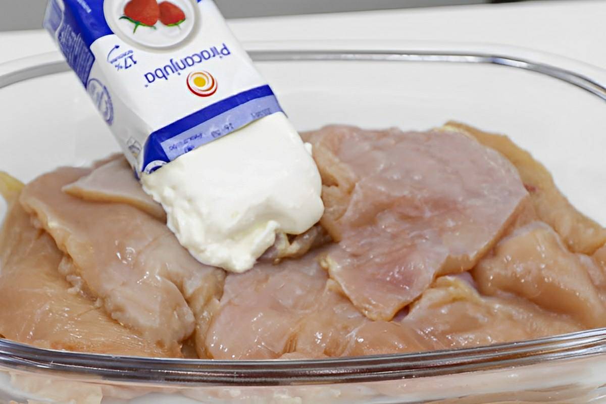 Joguei creme de leite no frango e fiz o melhor frango frito que já comi