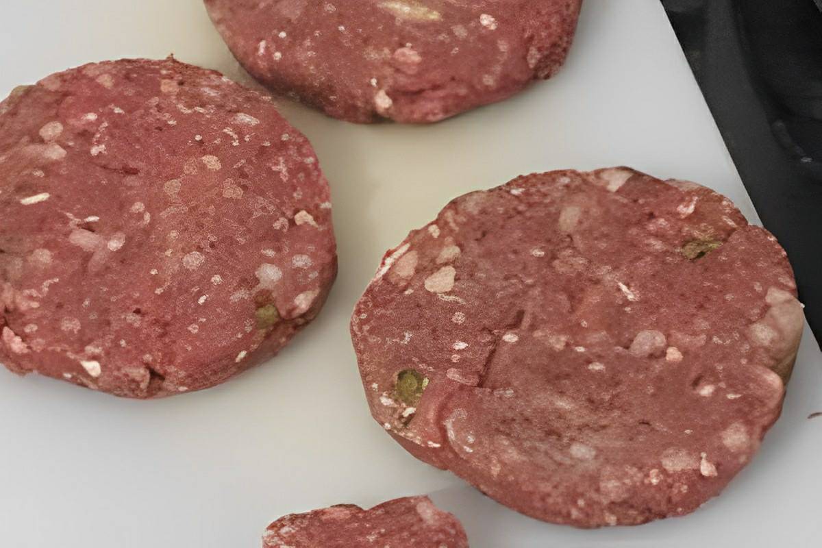 Misturei carne moída e mais 3 ingredientes e fiz um hambúrguer caseiro delicioso e suculento