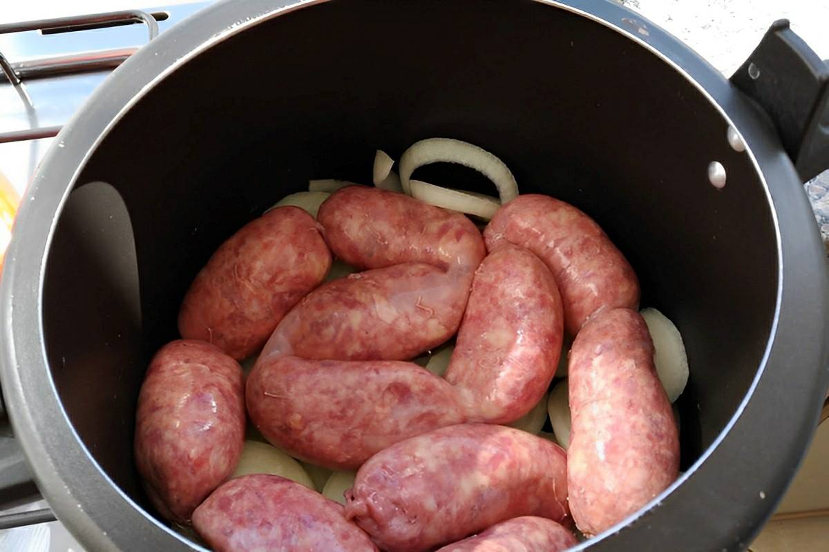 Linguiça assada na panela de pressão com cebola um prato simples e muito fácil de preparar