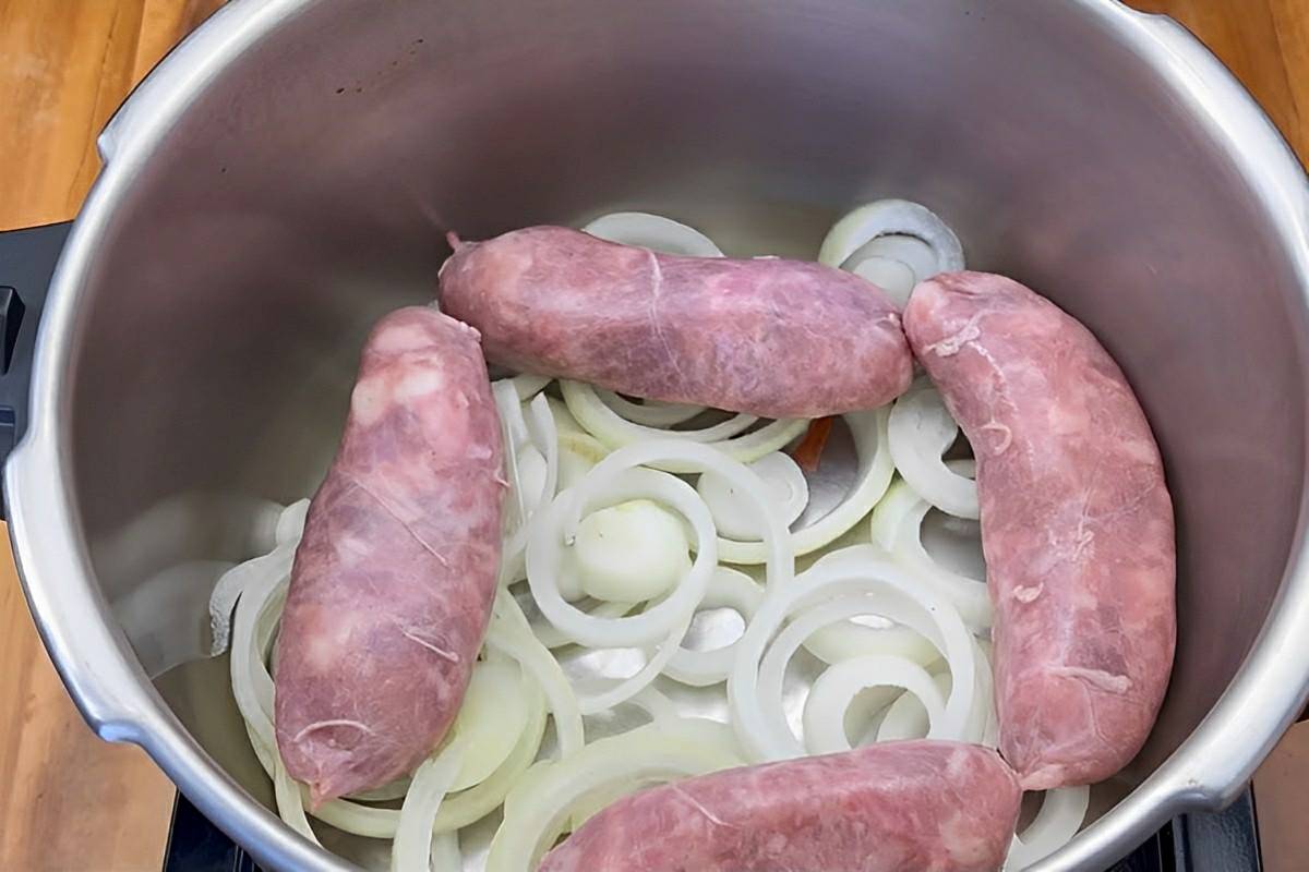 Linguiça na panela de pressão sem água ela vai cozinhar na própria cebola rápida e maravilhosa