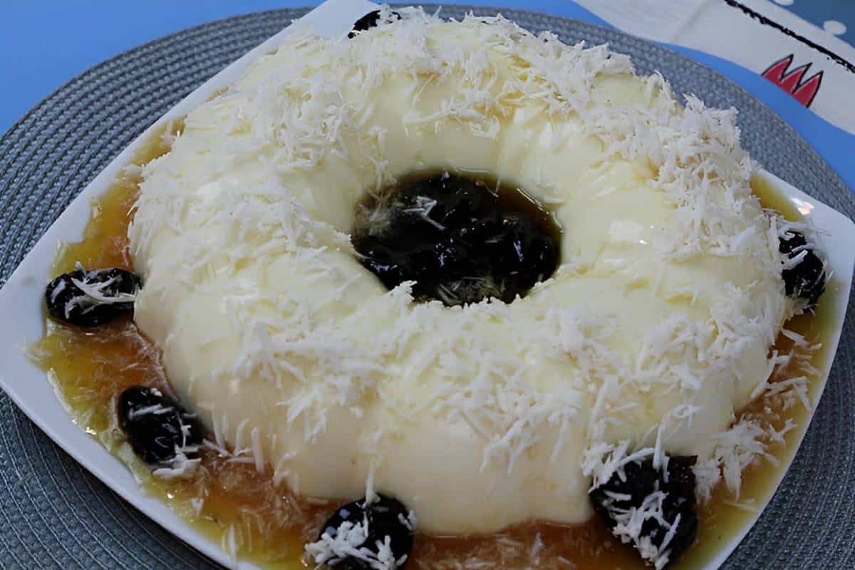 Manjar dos deuses com calda de ameixa uma sobremesa fácil e deliciosa que derrete na boca