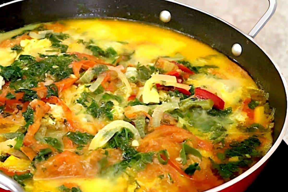 Moqueca de peixe super fácil é só colocar os ingredientes em camadas e deixar cozinhar