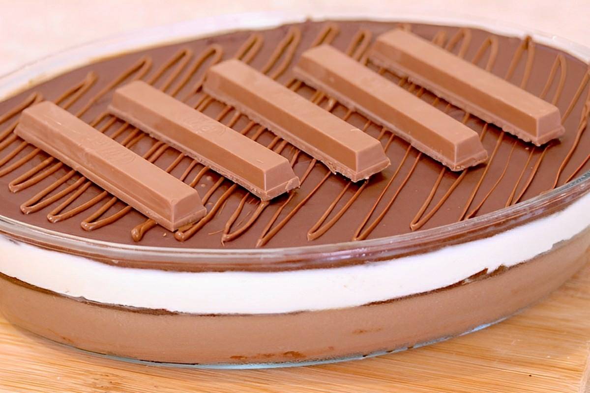 Ovo de Páscoa na travessa uma sobremesa cremosa e deliciosa para servir no domingo de Páscoa