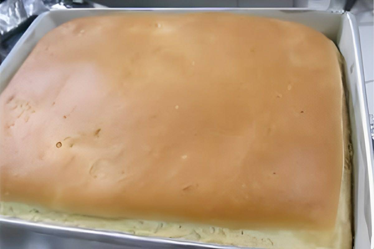 Pão caseiro de massa mole na forma de bolo é só misturar os ingredientes colocar na forma e assar