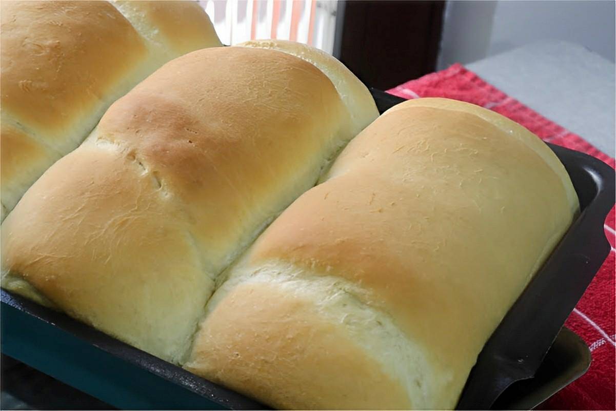 Pão caseiro da vovó feito sem leite muito macio fofinho e perfeito para servir no lanche ou café