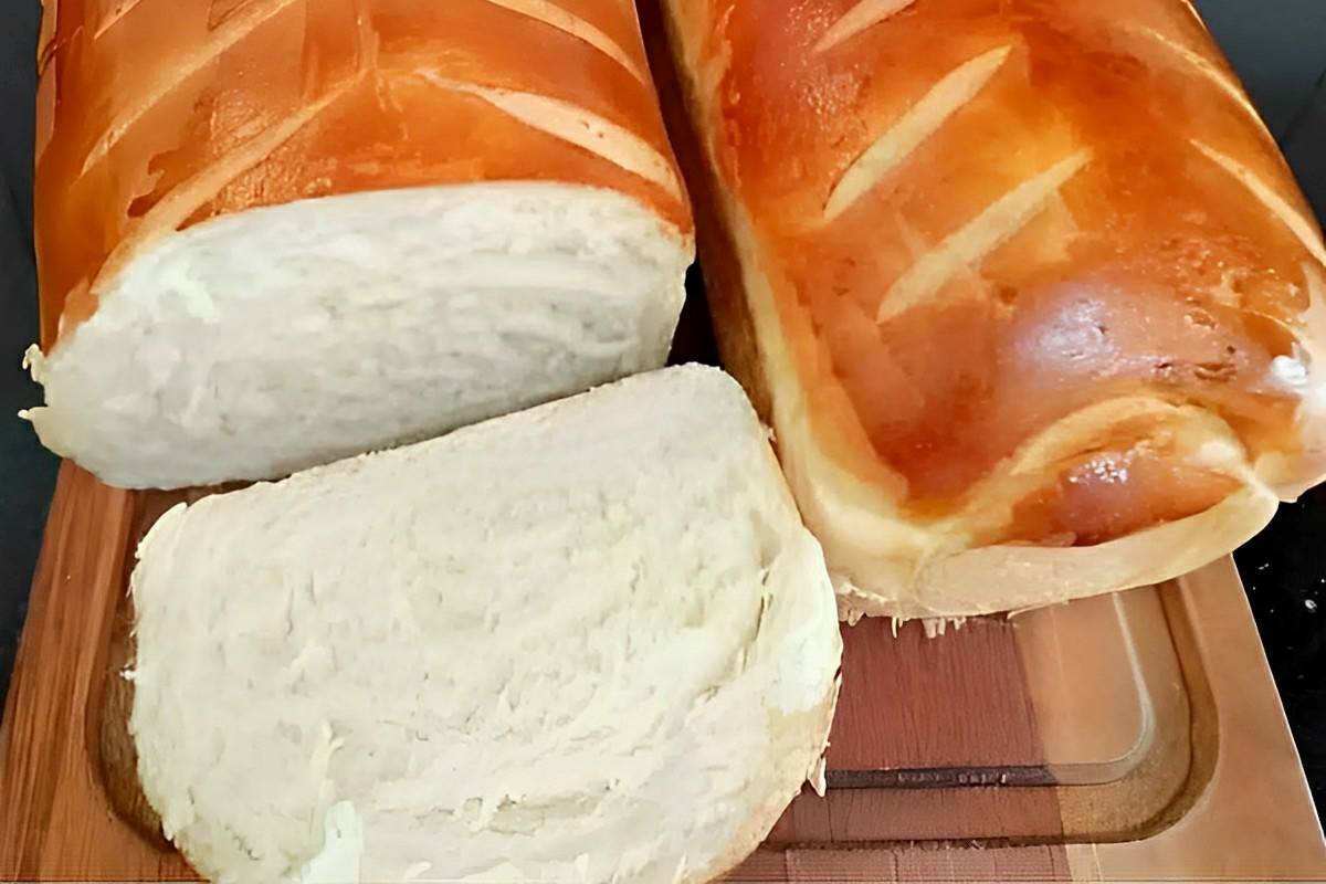 Pão caseiro amanteigado perfeito para servir com manteiga ou requeijão no café da manhã