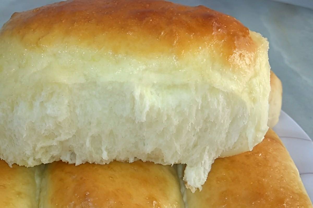 Pão caseiro fofinho e fácil de fazer perfeito para servir no café da manhã ou lanche da tarde