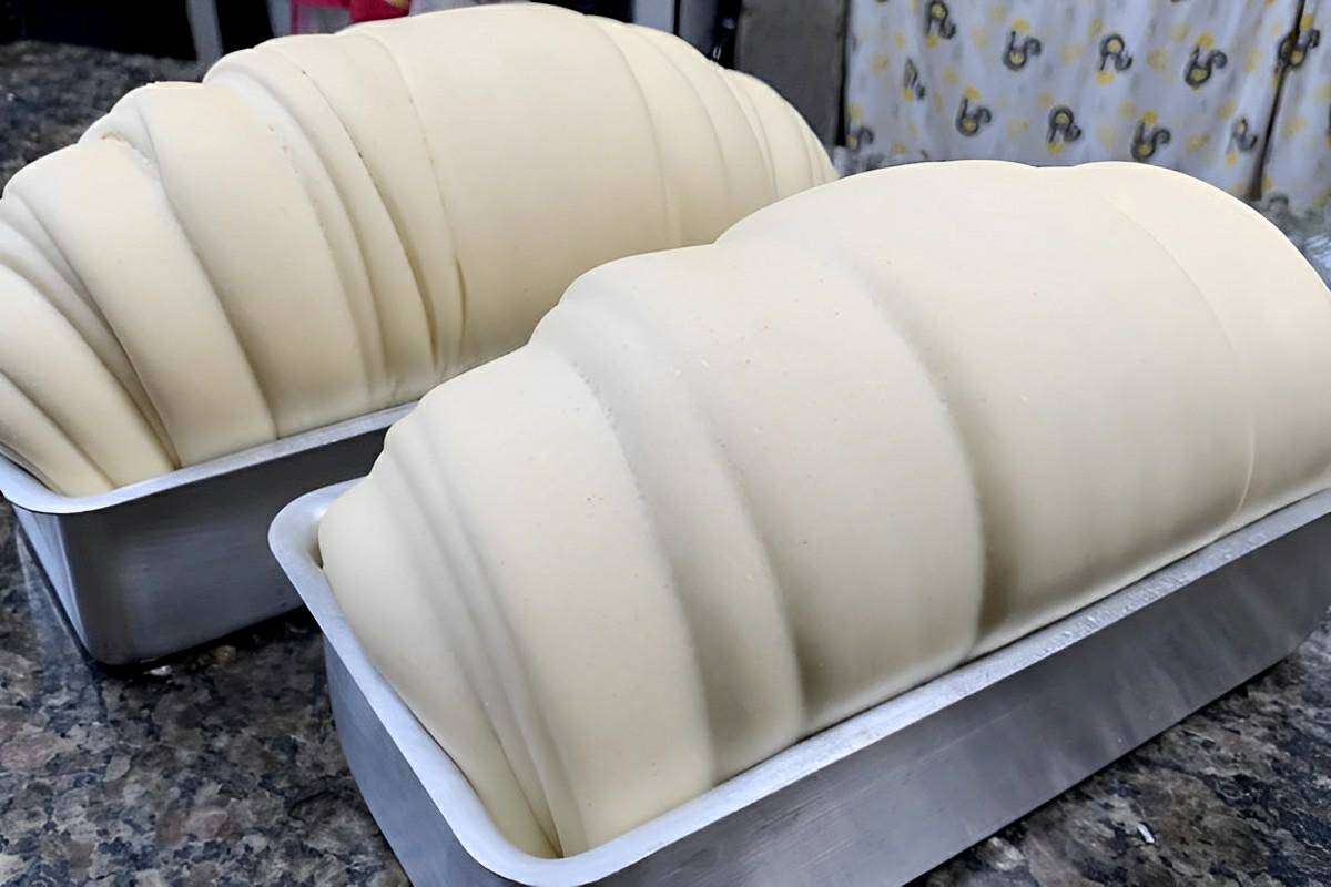 Pão caseiro macio e fofinho sem leite e sem ovos perfeito para o lanche de toda a família