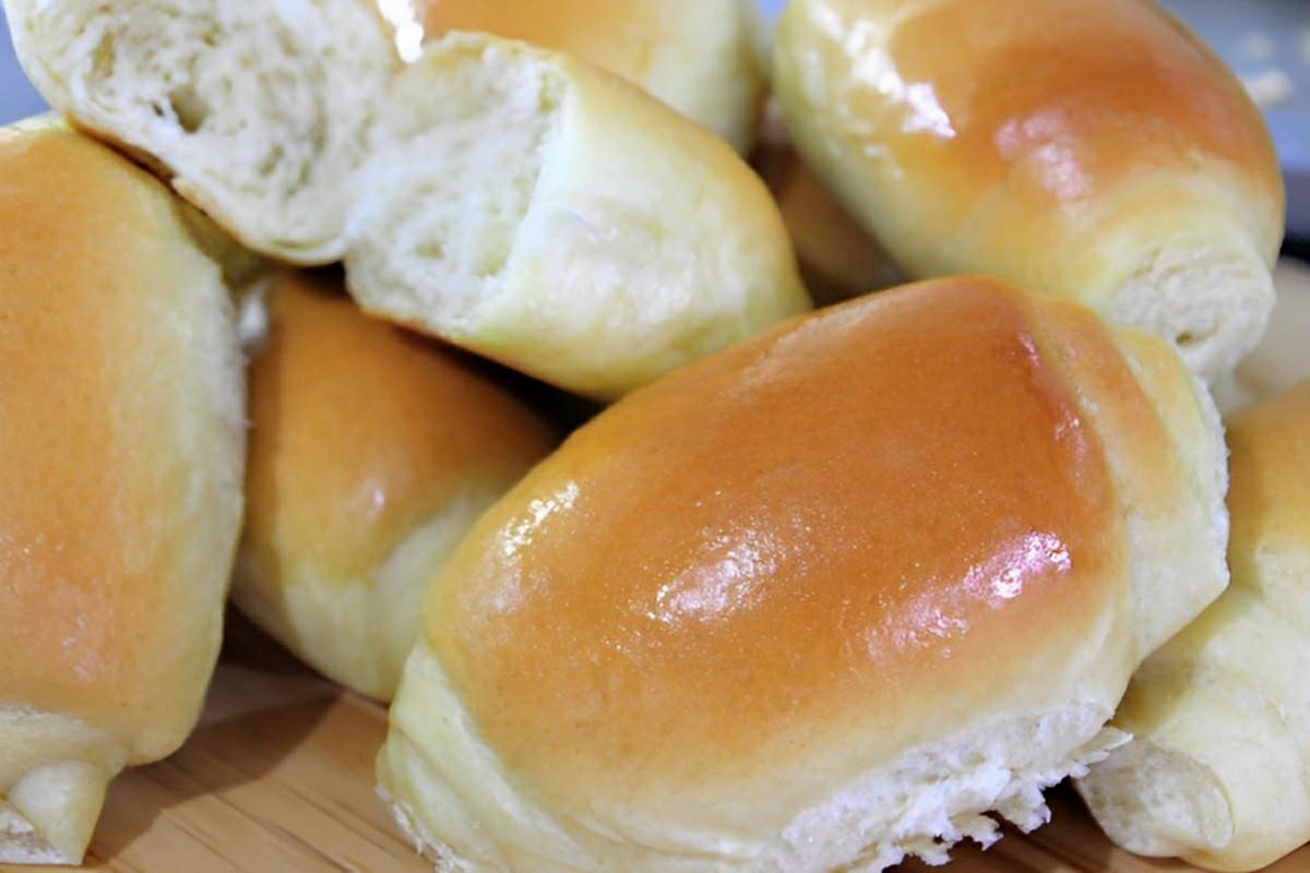 Pão caseiro tipo bisnaguinha ou pão de leite caseiro perfeito para o seu café ou lanche