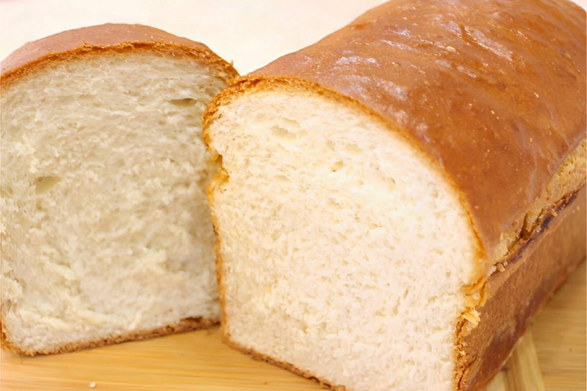 Pão de forma caseiro muito fofinho feito com ingredientes simples que você tem em casa