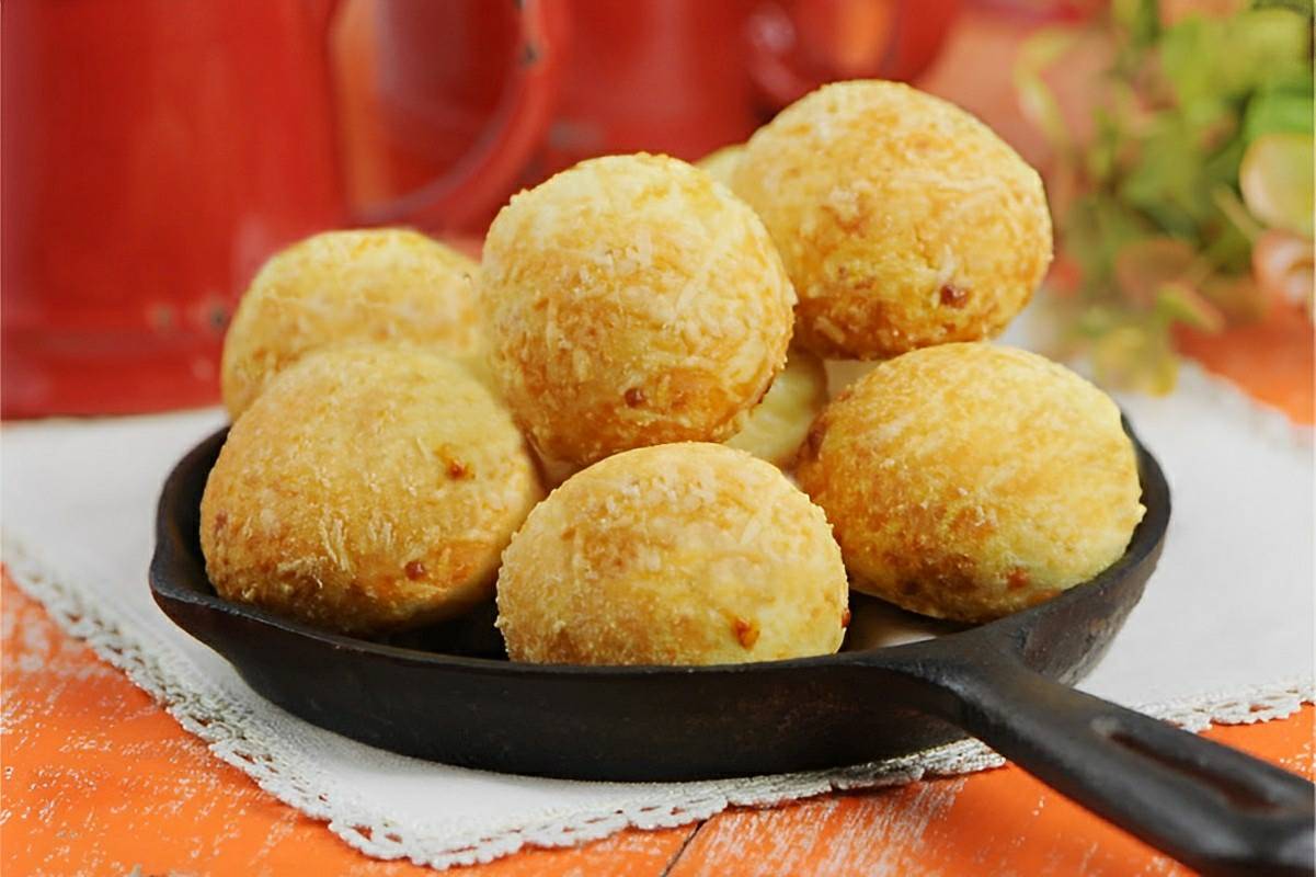 Pão de queijo mineiro com casquinha de parmesão você vai se surpreender com tanto sabor