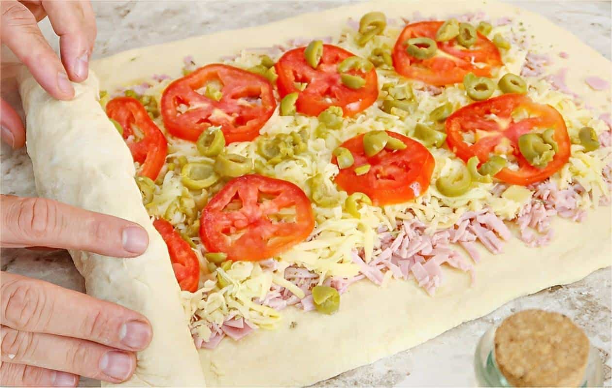 Pão recheado enrolado sabor pizza um lanche delicioso para toda família